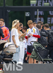 01.06.2026, Fussball, DFB-Nationalmannschaft Deutschland, letztes Training vor Abreise nach USA zur WM 2026, am DFB-Campus in Frankfurt am Main. Die Spielerfrauen der Nationalspieler sind bei der Verabschiedung dabei, re: Joshua Kimmich (Deutschland) mit seiner Frau Lina Kimmich (mitte), li: Sina Groß, Frau von Pascal Groß (Deutschland), 