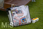 01.06.2026, Fussball, DFB-Nationalmannschaft Deutschland, letztes Training vor Abreise nach USA zur WM 2026, am DFB-Campus in Frankfurt am Main. Die Tasche eines Kicker-Sportreporters steht an der Pressetribüne abgelegt, mit einem Deutschland-T-Shirt daneben. Auf der Tasche abgedruckte Seiten früherer Kicker-Sportmagazin-Ausgaben.