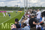 01.06.2026, Fussball, DFB-Nationalmannschaft Deutschland, letztes Training vor Abreise nach USA zur WM 2026, am DFB-Campus in Frankfurt am Main. Zahlreiche DFB-Fans beobachten das Training