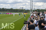 01.06.2026, Fussball, DFB-Nationalmannschaft Deutschland, letztes Training vor Abreise nach USA zur WM 2026, am DFB-Campus in Frankfurt am Main. Zahlreiche DFB-Fans beobachten das Training
