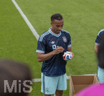 01.06.2026, Fussball, DFB-Nationalmannschaft Deutschland, letztes Training vor Abreise nach USA zur WM 2026, am DFB-Campus in Frankfurt am Main.  Jamie Leweling (Deutschland) gibt Autogramme auf kleine Lederbälle.