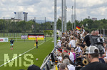 01.06.2026, Fussball, DFB-Nationalmannschaft Deutschland, letztes Training vor Abreise nach USA zur WM 2026, am DFB-Campus in Frankfurt am Main. Zahlreiche DFB-Fans beobachten das Training