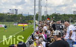 01.06.2026, Fussball, DFB-Nationalmannschaft Deutschland, letztes Training vor Abreise nach USA zur WM 2026, am DFB-Campus in Frankfurt am Main. Zahlreiche DFB-Fans beobachten das Training