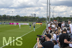 01.06.2026, Fussball, DFB-Nationalmannschaft Deutschland, letztes Training vor Abreise nach USA zur WM 2026, am DFB-Campus in Frankfurt am Main. Zahlreiche DFB-Fans beobachten das Training