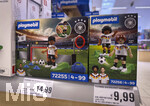 02.06.2026, Fussball Deutsche Nationalmannschaft und WM 2026 in den USA,  In einem Supermarkt in Bad Wörishofen werden Fanutensilien für die WM 2026 angeboten.  Von Playmobil gibts hier Fussball-Sets mit Nationalspielern Felix Nmecha (Deutschland), Angelo Stiller (Deutschland), Malick Thiaw (Deutschland), 