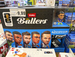 02.06.2026, Fussball Deutsche Nationalmannschaft und WM 2026 in den USA,  In einem Supermarkt in Bad Wörishofen werden Fanutensilien für die WM 2026 angeboten.  von ZURU gibt es hier die Ballers Kugeln, ZURU Ballers FIFA World Cup Series, 