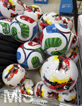 02.06.2026, Fussball Deutsche Nationalmannschaft und WM 2026 in den USA,  In einem Supermarkt in Bad Wörishofen werden Fanutensilien, Spielbälle für die WM 2026 angeboten. 
