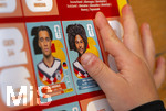 13.06.2026, Mindelheim (Bayern), das beliebte Sammelheft und die dazugehörigen Sammelbilder gibt es auch wieder zur Fussball-WM 2026 in den USA.  Ein Kind klebt Bildchen der deutschen Spieler Jamal Musiala (Deutschland) und Serge Gnabry ins Album ein. 
