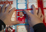 13.06.2026, Mindelheim (Bayern), das beliebte Sammelheft und die dazugehörigen Sammelbilder gibt es auch wieder zur Fussball-WM 2026 in den USA.  Ein Kind klebt Bildchen der Spieler ins Album ein. hier Abdulkerim Bardakci (Türkei)