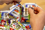 13.06.2026, Mindelheim (Bayern), das beliebte Sammelheft und die dazugehörigen Sammelbilder gibt es auch wieder zur Fussball-WM 2026 in den USA.  Sammler reisst die Päckchen mit den Bildchen auf um sie ins Album einzukleben.