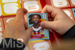 13.06.2026, Mindelheim (Bayern), das beliebte Sammelheft und die dazugehörigen Sammelbilder gibt es auch wieder zur Fussball-WM 2026 in den USA.  Ein Kind klebt Bildchen der deutschen Spieler ins Album ein. hier Antonio Rüdiger (Deutschland)  