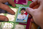 13.06.2026, Mindelheim (Bayern), das beliebte Sammelheft und die dazugehörigen Sammelbilder gibt es auch wieder zur Fussball-WM 2026 in den USA.  Ein Kind klebt Bildchen der Spieler ins Album ein. hier Sardar Azmoun (Iran)