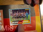 13.06.2026, Mindelheim (Bayern), das beliebte Sammelheft und die dazugehörigen Sammelbilder gibt es auch wieder zur Fussball-WM 2026 in den USA.  Ein Kind klebt Bildchen der deutschen Spieler ins Album ein. Hier das Mannschaftsfoto Deutschland 