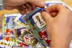 13.06.2026, Mindelheim (Bayern), das beliebte Sammelheft und die dazugehörigen Sammelbilder gibt es auch wieder zur Fussball-WM 2026 in den USA.  Sammler reisst die Päckchen mit den Bildchen auf um sie ins Album einzukleben.