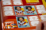 13.06.2026, Mindelheim (Bayern), das beliebte Sammelheft und die dazugehörigen Sammelbilder gibt es auch wieder zur Fussball-WM 2026 in den USA.  Ein Kind klebt Bildchen der deutschen Spieler ins Album ein. hier Jamal Musiala (Deutschland), Serge Gnabry, Leroy Sane.  