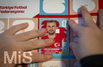13.06.2026, Mindelheim (Bayern), das beliebte Sammelheft und die dazugehörigen Sammelbilder gibt es auch wieder zur Fussball-WM 2026 in den USA.  Ein Kind klebt Bildchen der Spieler ins Album ein. hier Abdulkerim Bardakci (Türkei)