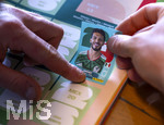 13.06.2026, Mindelheim (Bayern), das beliebte Sammelheft und die dazugehörigen Sammelbilder gibt es auch wieder zur Fussball-WM 2026 in den USA. Ein Mexikanischer Spieler wird ins Album geklebt. 