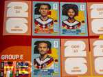 13.06.2026, Mindelheim (Bayern), das beliebte Sammelheft und die dazugehörigen Sammelbilder gibt es auch wieder zur Fussball-WM 2026 in den USA.  Hier die Aufkleber der Deutschen Spieler, Jamal Musiala (Deutschland), Serge Gnabry, Leroy Sane (Deutschland) 