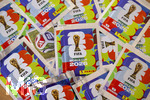13.06.2026, Mindelheim (Bayern), das beliebte Sammelheft und die dazugehörigen Sammelbilder gibt es auch wieder zur Fussball-WM 2026 in den USA.  Viele Päckchen liegen auf dem Tisch bereit. 