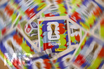 13.06.2026, Mindelheim (Bayern), das beliebte Sammelheft und die dazugehörigen Sammelbilder gibt es auch wieder zur Fussball-WM 2026 in den USA.  Viele Päckchen liegen auf dem Tisch bereit. (Bildbearbeitung)