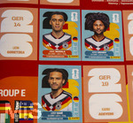 13.06.2026, Mindelheim (Bayern), das beliebte Sammelheft und die dazugehörigen Sammelbilder gibt es auch wieder zur Fussball-WM 2026 in den USA.  Hier die Aufkleber der Deutschen Spieler, Jamal Musiala (Deutschland), Serge Gnabry, Leroy Sane (Deutschland) 