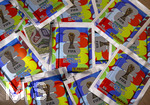 13.06.2026, Mindelheim (Bayern), das beliebte Sammelheft und die dazugehörigen Sammelbilder gibt es auch wieder zur Fussball-WM 2026 in den USA.  Viele Päckchen liegen auf dem Tisch bereit.