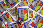 13.06.2026, Mindelheim (Bayern), das beliebte Sammelheft und die dazugehörigen Sammelbilder gibt es auch wieder zur Fussball-WM 2026 in den USA.  Viele Päckchen liegen auf dem Tisch bereit.