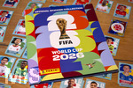 13.06.2026, Mindelheim (Bayern), das beliebte Sammelheft und die dazugehörigen Sammelbilder gibt es auch wieder zur Fussball-WM 2026 in den USA.  Das Stickeralbum im Mittelpunkt  