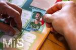 13.06.2026, Mindelheim (Bayern), das beliebte Sammelheft und die dazugehörigen Sammelbilder gibt es auch wieder zur Fussball-WM 2026 in den USA.  Ein Kind klebt Bildchen der Mexikanischen Spieler ins Album ein. Hier Raul Jimenez (Mexiko)