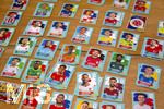 13.06.2026, Mindelheim (Bayern), das beliebte Sammelheft und die dazugehörigen Sammelbilder gibt es auch wieder zur Fussball-WM 2026 in den USA.  Viele Bildchen liegen auf dem Tisch nach Nationen sortiert bereit.    Holland, Argentinien, Türkei,  