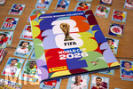 13.06.2026, Mindelheim (Bayern), das beliebte Sammelheft und die dazugehörigen Sammelbilder gibt es auch wieder zur Fussball-WM 2026 in den USA.  Das Stickeralbum im Mittelpunkt  