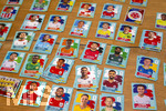 13.06.2026, Mindelheim (Bayern), das beliebte Sammelheft und die dazugehörigen Sammelbilder gibt es auch wieder zur Fussball-WM 2026 in den USA.  Viele Bildchen liegen auf dem Tisch nach Nationen sortiert bereit.    Holland, Argentinien, Türkei, 