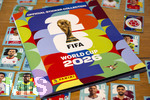 13.06.2026, Mindelheim (Bayern), das beliebte Sammelheft und die dazugehörigen Sammelbilder gibt es auch wieder zur Fussball-WM 2026 in den USA.  Das Stickeralbum im Mittelpunkt  