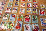 13.06.2026, Mindelheim (Bayern), das beliebte Sammelheft und die dazugehörigen Sammelbilder gibt es auch wieder zur Fussball-WM 2026 in den USA.  Viele Bildchen liegen auf dem Tisch nach Nationen sortiert bereit.    Holland, Argentinien, Türkei,  