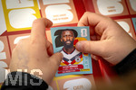 13.06.2026, Mindelheim (Bayern), das beliebte Sammelheft und die dazugehörigen Sammelbilder gibt es auch wieder zur Fussball-WM 2026 in den USA.  Ein Kind klebt Bildchen der deutschen Spieler ins Album ein. Hier Antonio Rüdiger (Deutschland) 