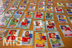 13.06.2026, Mindelheim (Bayern), das beliebte Sammelheft und die dazugehörigen Sammelbilder gibt es auch wieder zur Fussball-WM 2026 in den USA.  Viele Bildchen liegen auf dem Tisch nach Nationen sortiert bereit.    Holland, Argentinien, Türkei, England, Panama, Katar, 