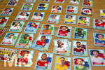13.06.2026, Mindelheim (Bayern), das beliebte Sammelheft und die dazugehörigen Sammelbilder gibt es auch wieder zur Fussball-WM 2026 in den USA.  Viele Bildchen liegen auf dem Tisch nach Nationen sortiert bereit.    Holland, Argentinien, Türkei, England, Panama, Katar,  
