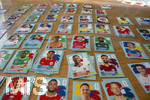 13.06.2026, Mindelheim (Bayern), das beliebte Sammelheft und die dazugehörigen Sammelbilder gibt es auch wieder zur Fussball-WM 2026 in den USA.  Viele Bildchen liegen auf dem Tisch nach Nationen sortiert bereit.    Holland, Argentinien, Türkei, England, Panama, Katar, 