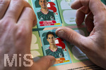 13.06.2026, Mindelheim (Bayern), das beliebte Sammelheft und die dazugehörigen Sammelbilder gibt es auch wieder zur Fussball-WM 2026 in den USA.  Ein Kind klebt Bildchen der Mexikanischen Spieler ins Album ein. Jorge Sanchez