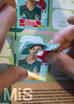 13.06.2026, Mindelheim (Bayern), das beliebte Sammelheft und die dazugehörigen Sammelbilder gibt es auch wieder zur Fussball-WM 2026 in den USA.  Ein Kind klebt Bildchen der Mexikanischen Spieler ins Album ein. 