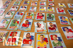 13.06.2026, Mindelheim (Bayern), das beliebte Sammelheft und die dazugehörigen Sammelbilder gibt es auch wieder zur Fussball-WM 2026 in den USA.  Viele Bildchen liegen auf dem Tisch nach Nationen sortiert bereit.    Holland, Argentinien, Türkei, England, Panama, Katar, 