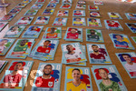 13.06.2026, Mindelheim (Bayern), das beliebte Sammelheft und die dazugehörigen Sammelbilder gibt es auch wieder zur Fussball-WM 2026 in den USA.  Viele Bildchen liegen auf dem Tisch nach Nationen sortiert bereit.    Holland, Argentinien, Türkei, England, Panama, Katar, 