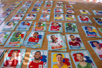 13.06.2026, Mindelheim (Bayern), das beliebte Sammelheft und die dazugehörigen Sammelbilder gibt es auch wieder zur Fussball-WM 2026 in den USA.  Viele Bildchen liegen auf dem Tisch nach Nationen sortiert bereit.    Holland, Argentinien, Türkei, England, Panama, Katar, 