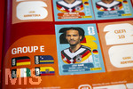 13.06.2026, Mindelheim (Bayern), das beliebte Sammelheft und die dazugehörigen Sammelbilder gibt es auch wieder zur Fussball-WM 2026 in den USA.  Ein Kind klebt Bildchen der deutschen Spieler ins Album ein. Hier Leroy Sane (Deutschland) 