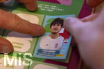 13.06.2026, Mindelheim (Bayern), das beliebte Sammelheft und die dazugehörigen Sammelbilder gibt es auch wieder zur Fussball-WM 2026 in den USA. Kind klebt Bildchen von Sardar Azmoun (Iran) ein