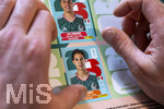13.06.2026, Mindelheim (Bayern), das beliebte Sammelheft und die dazugehörigen Sammelbilder gibt es auch wieder zur Fussball-WM 2026 in den USA.  Ein Kind klebt Bildchen der Mexikanischen Spieler ins Album ein. Jorge Sanchez