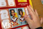13.06.2026, Mindelheim (Bayern), das beliebte Sammelheft und die dazugehörigen Sammelbilder gibt es auch wieder zur Fussball-WM 2026 in den USA.  Ein Kind klebt Bildchen der deutschen Spieler ins Album ein. Hier Jamal Musiala (Deutschland), Serge Gnabry.