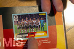 13.06.2026, Mindelheim (Bayern), das beliebte Sammelheft und die dazugehörigen Sammelbilder gibt es auch wieder zur Fussball-WM 2026 in den USA.  Ein Kind klebt Bildchen der deutschen Spieler ins Album ein. Hier das Mannschaftsfoto Deutschland 