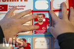 13.06.2026, Mindelheim (Bayern), das beliebte Sammelheft und die dazugehörigen Sammelbilder gibt es auch wieder zur Fussball-WM 2026 in den USA.  Ein Kind klebt Bildchen der türkischen Spieler ins Album ein. Hier Abdulkerim Bardakci
