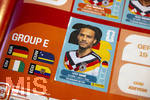 13.06.2026, Mindelheim (Bayern), das beliebte Sammelheft und die dazugehörigen Sammelbilder gibt es auch wieder zur Fussball-WM 2026 in den USA.  Ein Kind klebt Bildchen der deutschen Spieler ins Album ein. Hier Leroy Sane (Deutschland) 